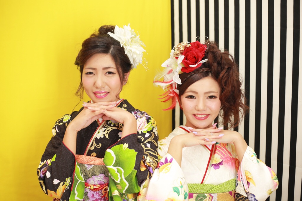 お姉ちゃんも振袖着て華やか姉妹ショット♡