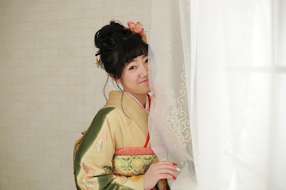 カーテンからひょっこり♡ハニカミショット