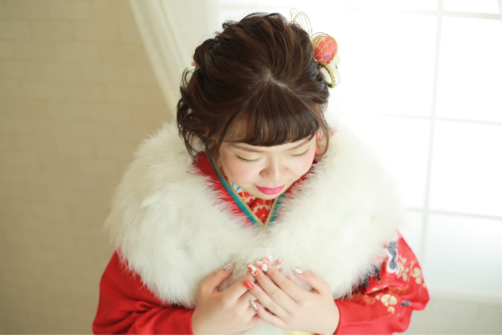 襟元もネイルも可愛く