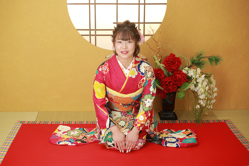 赤に梅の柄が映える振袖で【可児】