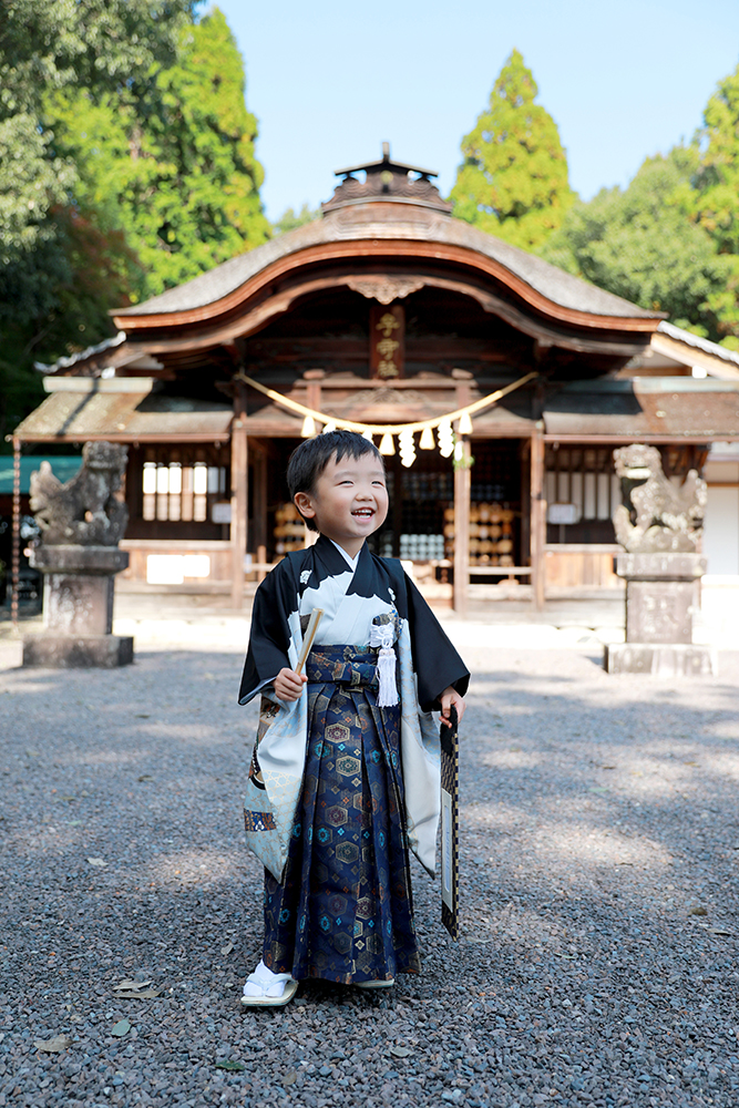 子守神社で凛々しいポーズ【可児】
